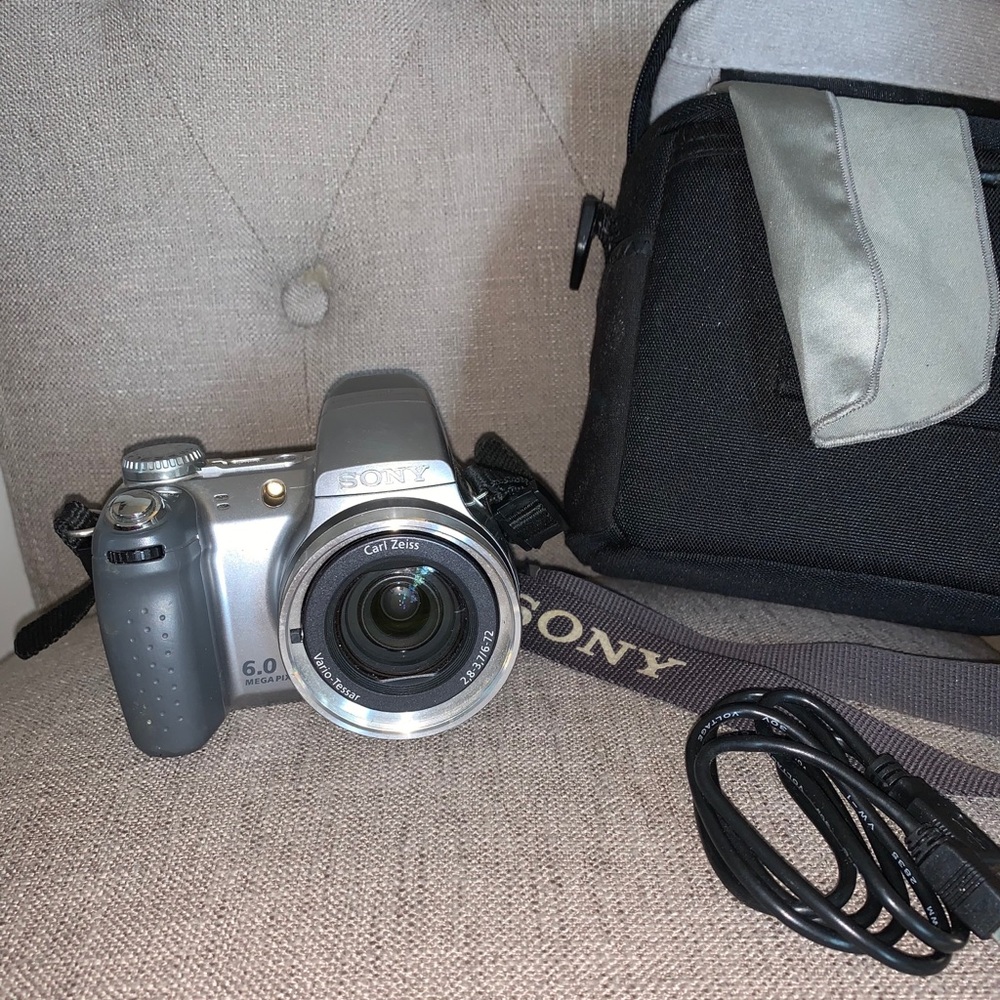 SonyCyberShot Silver DSC-H2 DigitalCamera-cord-Bag